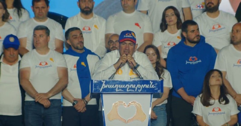 Никол Пашинян выступает на политическом мероприятии в Армении