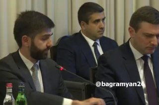 Премьер-министр Армении Никол Пашинян выступает на встрече с хозяйствующими субъектами