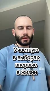 Молодой избиратель голосует на выборах в Армении