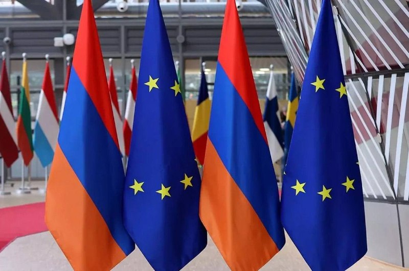 Флаг ЕС и Армении на фоне здания правительства в Ереване