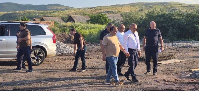 Саргис Багинян на строительной площадке школы в Ширакской области