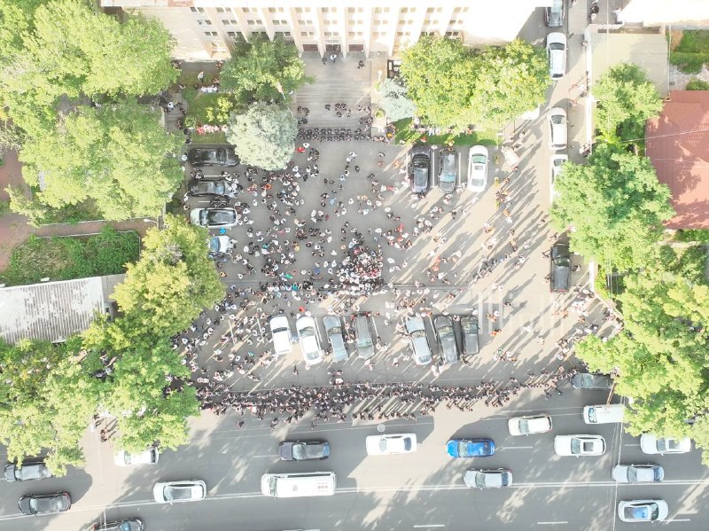 Фото с высоты митинга оппозиции в Ереване, на площади не более пары сотен человек
