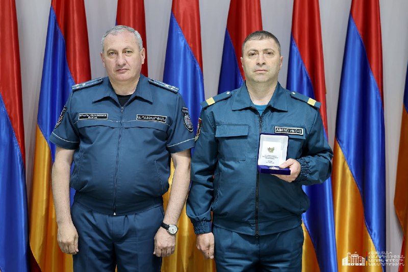 Арам Казарян вручает награды спасателям на реке Памбак в Армении