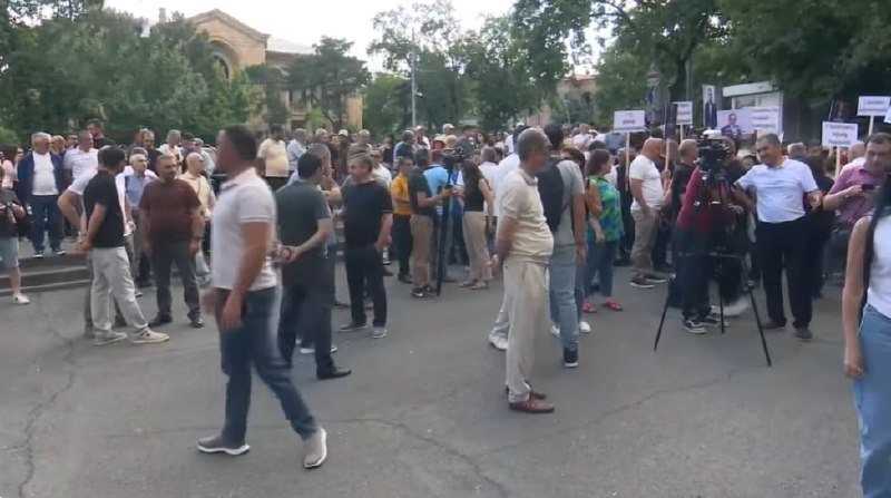 Митинг оппозиции перед Конституционным судом Армении 29 марта