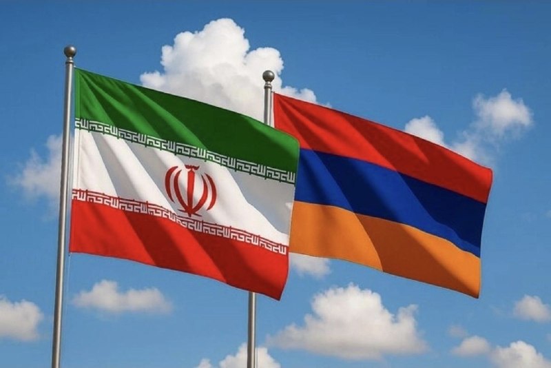 Флаг Армении и флаг Ирана на фоне здания правительства