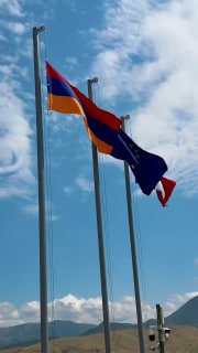 Никол Пашинян на строящемся Вединском водохранилище в Араратской долине
